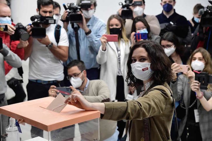 La presidenta en funciones, Isabel Díaz Ayuso, en el momento de votar. (Javier SORIANO/AFP)