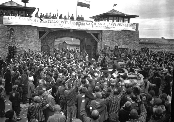 Una imagen del día de la liberación del campo de Mauthausen con una pancarta de los republicanos españoles. (NAIZ)