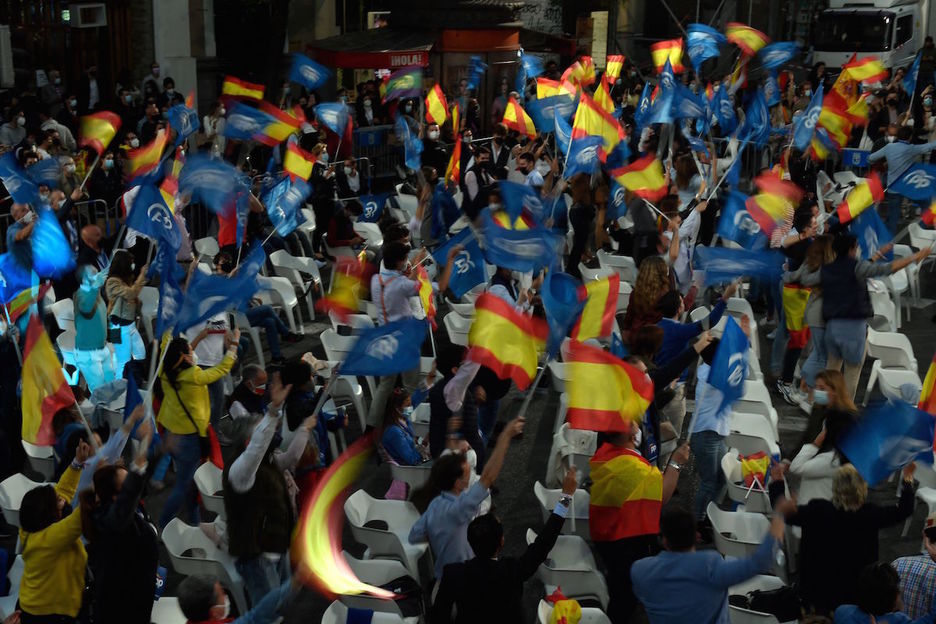 Bandera gorri-horiak, Ayusoren zain PPren gaueko ospakizunean. (Pierre Philippe MARCOU | AFP)