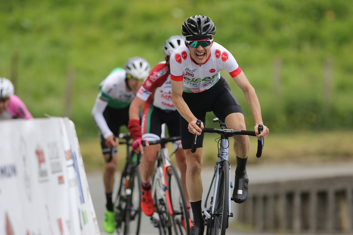 Imanol Álvarez, con el maillot del Torneo Abiatzen que premia su regularidad. (Oskar MATXIN/FOKU)