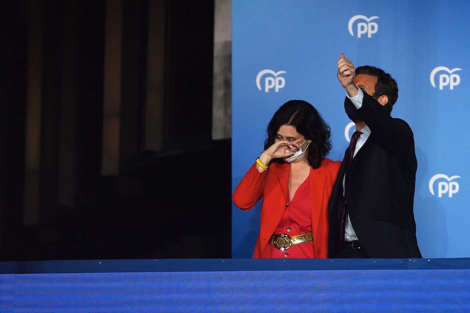 Ayuso, negarrez Pablo Casadoren ondoan. (Pierre Philippe MARCOU | AFP)