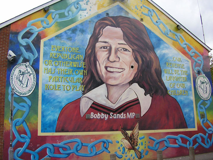 Mural en recuerdo a Bobby Sands en la sede de Sinn Féin de Falls Road, Belfast.      (NAIZ)