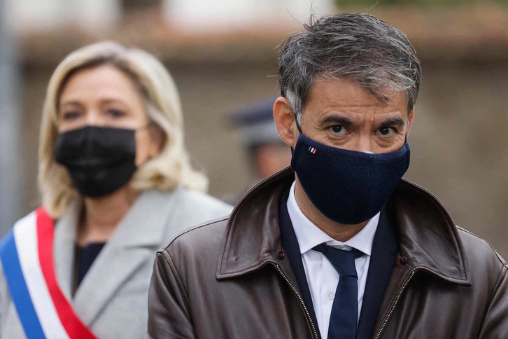 El primer secretario del PS, Olivier Faure, con Marine Le Pen a sus espaldas, en el homenaje a una policía muerta de forma violenta en Rambouillet. (Ludovic MARIN/AFP)