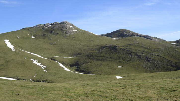Ganboa gailurrak (1.413 m), Alotzatik.