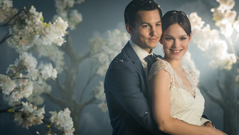 El día de la boda se repite una y otra vez en esta comedia. (NAIZ)