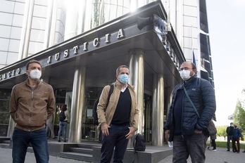 Representantes de LAB ante el Palacio de Justicia de Gasteiz, donde en junio pasado se retomó el juicio por la OPE de Osakidetza. (Raul BOGAJO | FOKU)