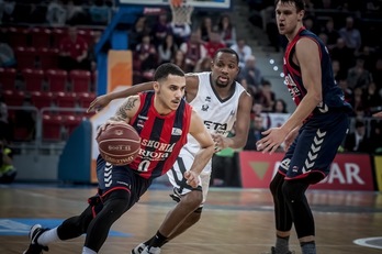 Shane Larkin y Johannes Voigtmann, excompañeros en el Baskonia, se enfrentarán, junto con otros exbaskonistas, en la Final Four de Colonia. (Jaizki FONTANEDA / FOKU)