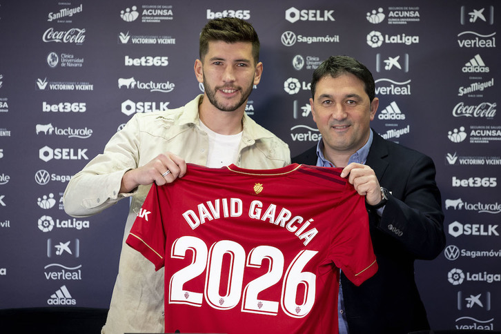 David García posa con Braulio Vázquez y la camiseta de su renovación. (Mikel SAIZ/OSASUNA)