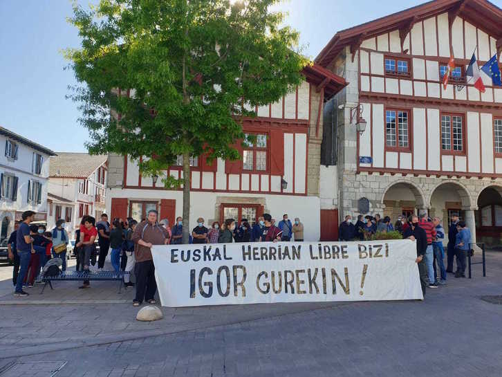 Urruñan elkarretaratzea egin dute Igor Uriarteri elkartasuna adierazteko. Larraitz Otazo