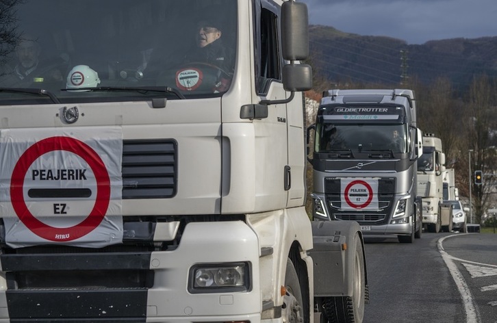 Una caravana de vehículos contra el peaje en Deskarga convocada por el sindicato Hiru y la plataforma A-636 Beasain-Bergara Peajerik Ez. (Andoni CANELLADA | FOKU)