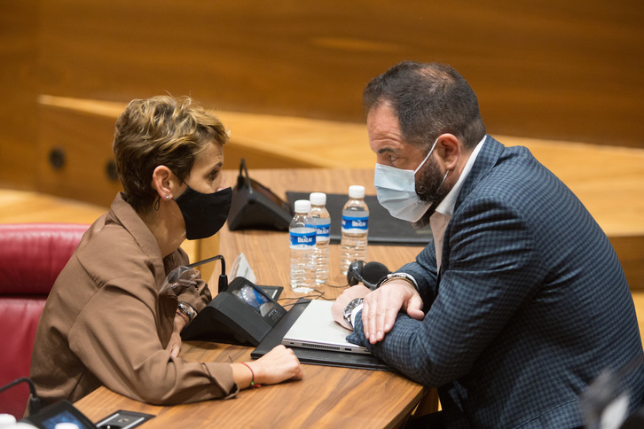 La presidenta María Chivite charla con el portavoz del PSN, Ramón Alzórriz. (Parlamento de NAFARROA)