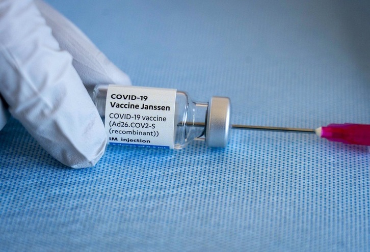 Un preparado de la vacuna de Janssen contra el covid-19. (Jerry Lampen/ AFP)