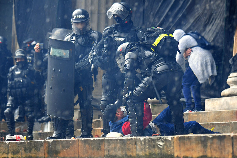 La Policía colombiana retiene a un hombre en la plaza Bolivar de Bogotá. (Juan BARRETO / AFP)
