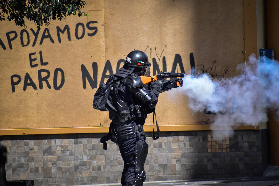 Un Policía dispara en Bogotá contra los manifestantes. (Europa Press)