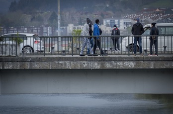 Des migrants sur le pont Santiago le 3 mars dernier. © Gorka RUBIO / FOKU