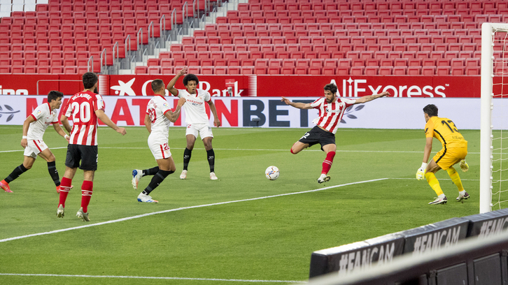 Raúl García estuvo a punto de marcar en Sevilla justo antes de tener que dejar el campo por un golpe. (@AthleticClub)