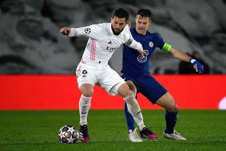 Azpilicueta presiona al madridista Nacho Fernández en la vuelta de la semifinal de la Liga de Campeones. (PIERRE-PHILIPPE MARCOU / AFP)