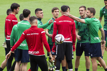 Asier Illarramendi, a la derecha, en el entrenamiento previo a la final de Copa en el que se lesionó. (Jon URBE/FOKU)