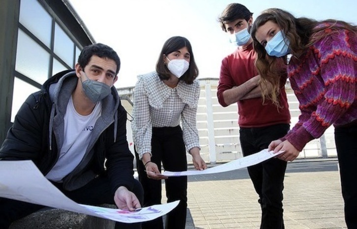 EHUko Arkitekturako ikasle sarituak, irudian. (Nagore Iraola)