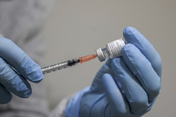 Una profesional sanitaria se prepara para administrar una dosis de la vacuna de Pfizer.     (Gorka RUBIO I FOKU)