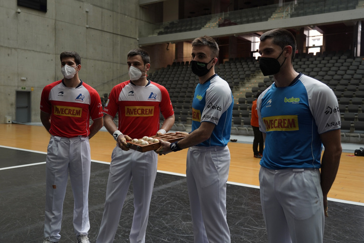 Ninguno de los cuatro finalistas se quejó por el material de la final. (Aritz LOIOLA/FOKU)