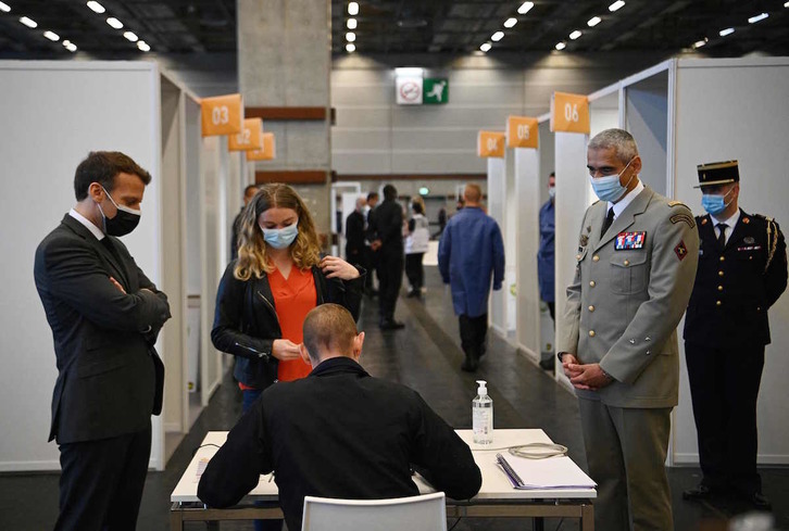 Macron ha visitado hoy el centro vacunación de Porte de Versailles. (Christophe ARCHAMBAULT/ AFP)