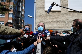 Ángel Gabilondo, el pasado martes, tras votar en las elecciones a la Asamblea de Madrid. (Óscar DEL POZO | AFP)
