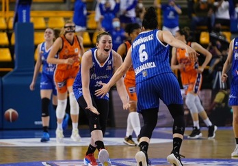 Euforia y alegría de Katie Lue Samuelson y Silvia Domínguez. (FEB)