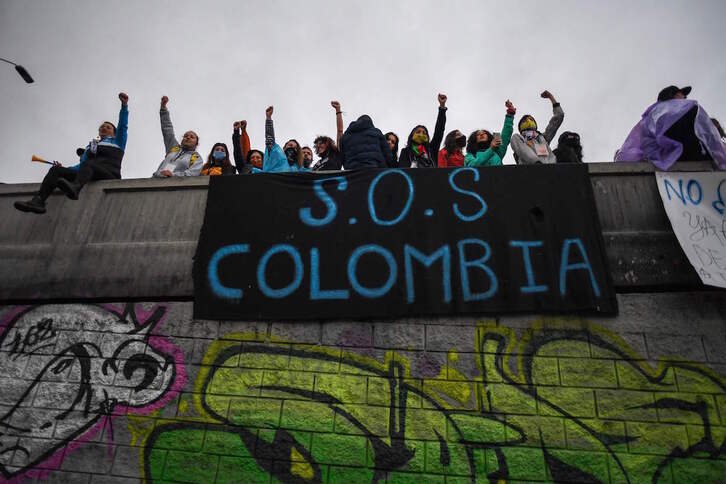 Cartel de denuncia contra la represión colocado el miércoles en Bogotá. (Juan Barreto / AFP)