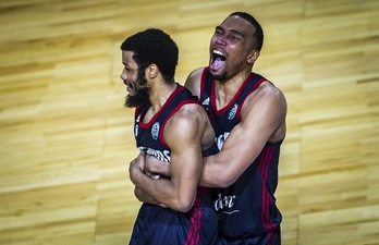 Brandon Jefferson, abrazado por un compañero suyo del Estrasburgo tras cargarse al Lenovo Tenerife de Txus Vidorreta. (FIBA BASKETBALL)