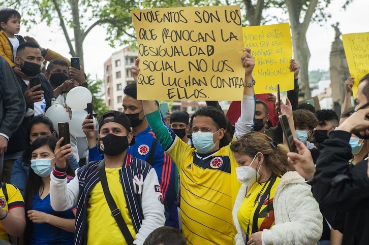Manifestantes en Bilbo con la equipación de la selección de Colombia. (Monika DEL VALLE/FOKU)