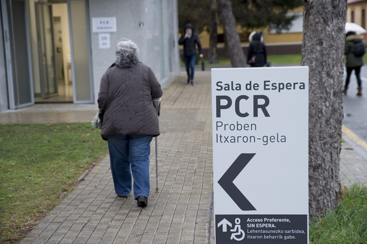 Una mujer acude a la sala para hacerse una PCR en Iruñea. (Iñigo URIZ/FOKU)