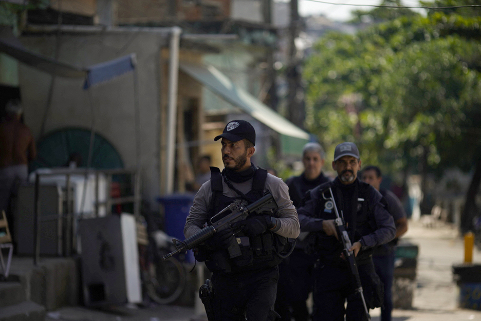 200 agentek baino gehiagok hartu dute parte Jacarezinho favelan eginiko operazioan. (Mauro PIMENTEL/AFP)
