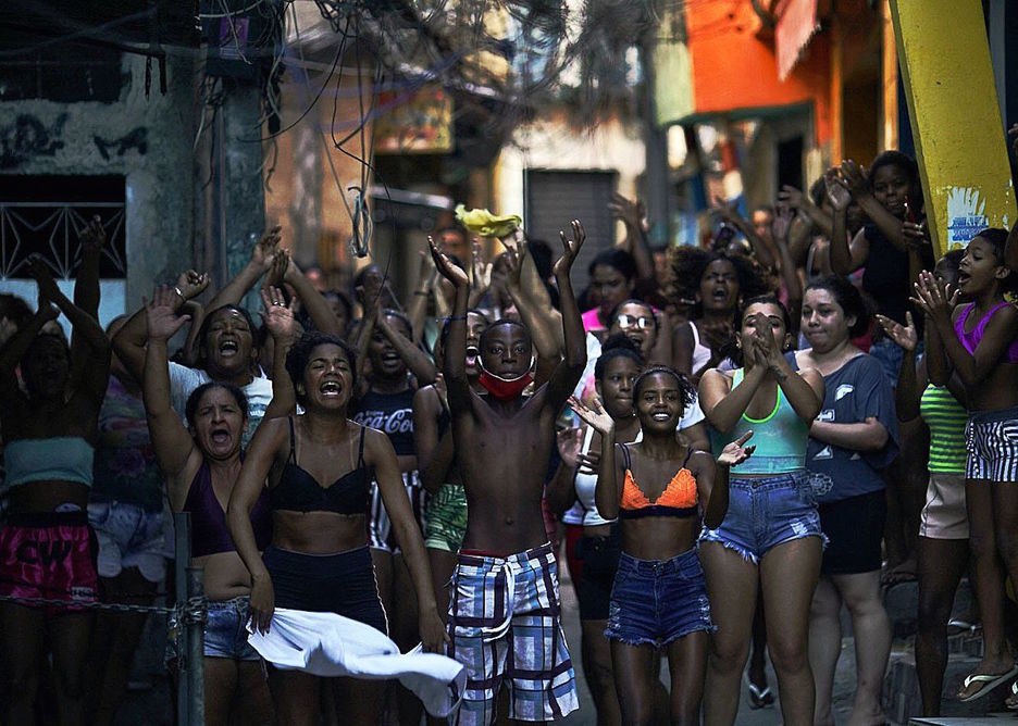 Jacarezinho favelako bizilagunak, polizia-operazioaren aurka protesta egiten. (Mauro PIMENTEL/AFP)