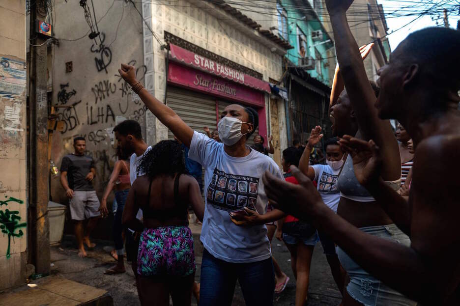 Jacarezinhoko bizilagunak, Poliziak eragindako sarraskiaren aurka protestan. (Mauro PIMENTEL/AFP)