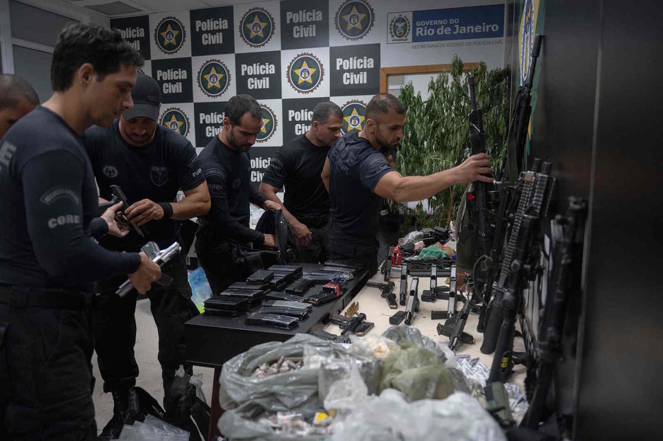 Polizia, ustez Jacarezinhoko operazioan atzemandako armak erakusten. (Mauro PIMENTEL/AFP)