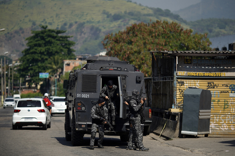 Poliziak, ibilgailu blindatu batetik jaisten. (Mauro PIMENTEL/AFP)