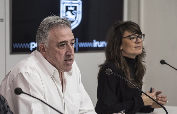 Asiron y Beloki han explicado la propuesta de ocio de EH Bildu para Iruñea denominada ‘Arnasgune’. (Jagoba MANTEROLA/FOKU)