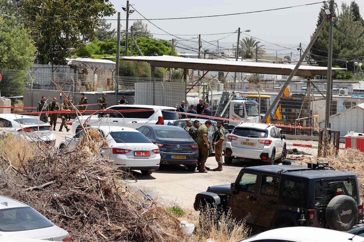 Fuerzas israelíes en el lugar en el que se ha producido el tiroteo. (Jack GUEZ / AFP) 