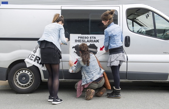 Mirentxingo furgoneta bat prestatzen, 2016an Larrabetzun. (Marisol RAMIREZ | FOKU)