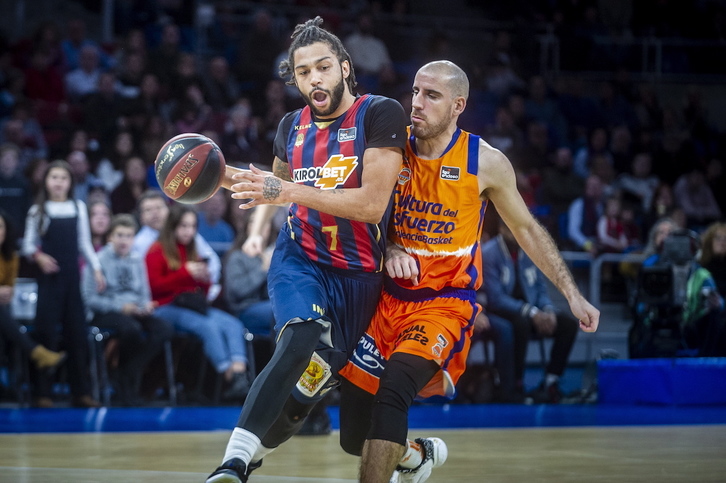 Quino Colom Pierria Henry geratu nahian, Baskoniaren aurkako neurketan pasa den denboraldian. (Jaizki FONTANEDA / FOKU)