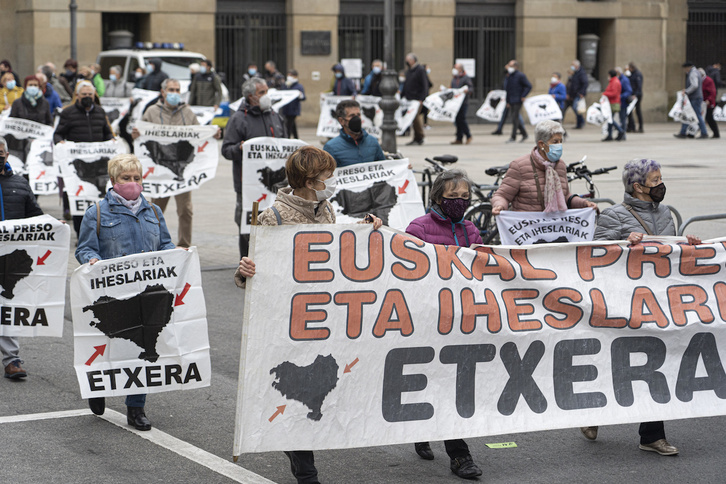 Presoen aldeko enkartelada Iruñean, apirileko azken ostiralean. (Jagoba MANTEROLA | FOKU)
