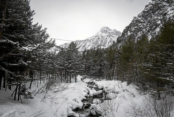 A la izquierda, vista del paso de l'Echelle y de un camino utilizado por los exiliados para llegar al Estado francés desde Italia. Fotografía: Valentina Camu