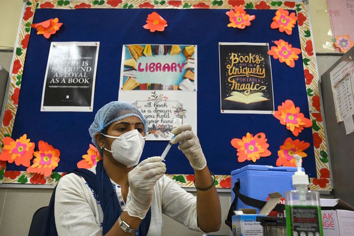 Una enfermera india con una dosis de Covaxin. (AFP)