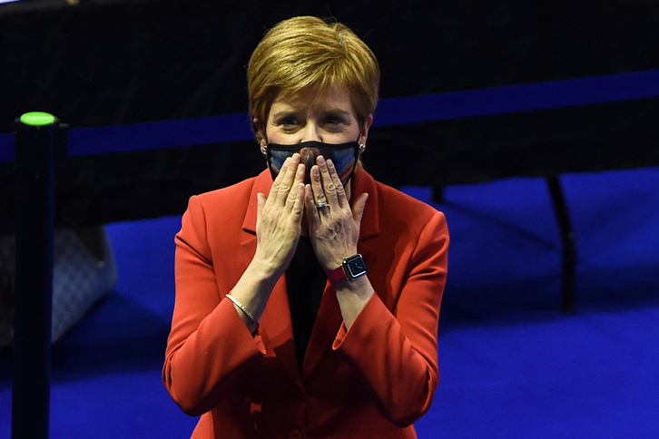 Nicola Sturgeon celebra su victoria en el sur de Glasgow. (Andy BUCHANAN / AFP)