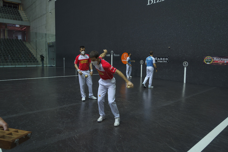 Finaleko lau protagonistak osteguneko material aukeraketan. (Aritz LOIOLA/FOKU)