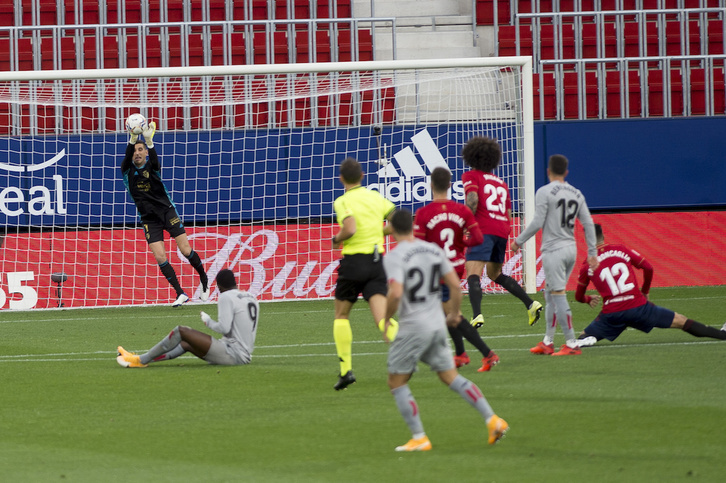 La última vez que se midieron Osasuna y Athletic, el pasado octubre, se celebró el centenario rojillo. (Iñigo URIZ/FOKU)