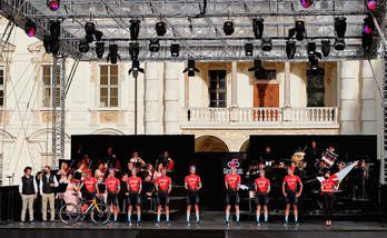 El Bahrain de Landa y Bilbao, en la presentación de equipos (Luca BETTINI / AFP)