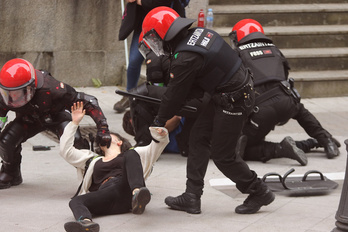 Una joven detenida y golpeada por la Ertzaintza en Bilbo. (Oskar Matxin Edesa | FOKU)