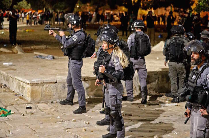 Agentes policiales israelíes, preparados para actuar en la Explanada de las Mezquietas. (Ahmad GARABLI/AFP)